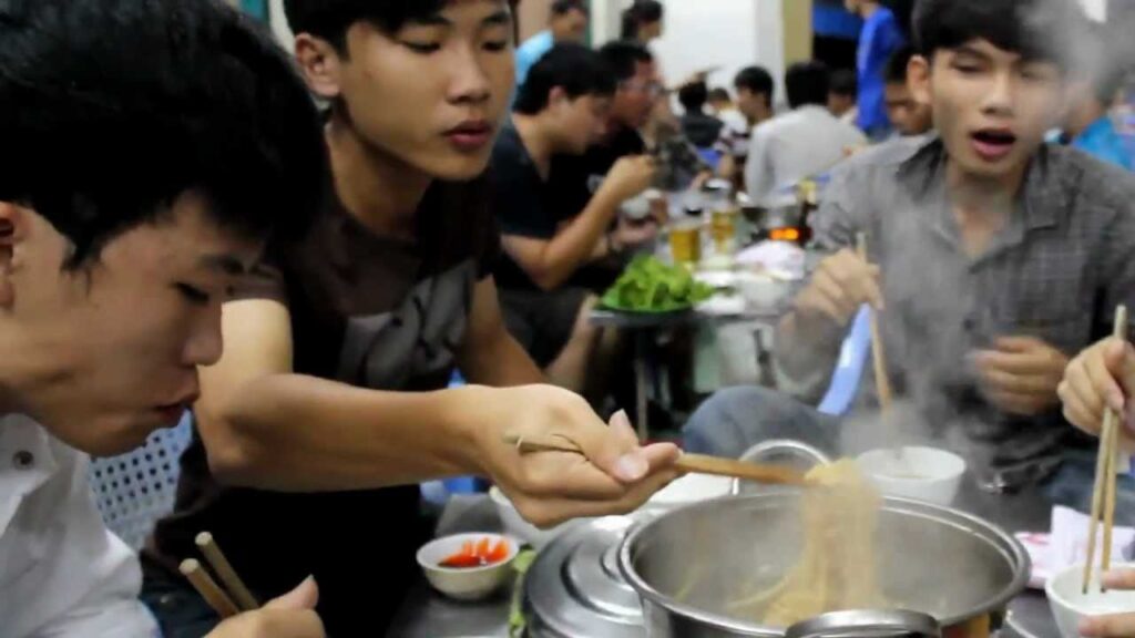 Các quán lẩu ngon ở Đà Lạt thường rất đông khách.