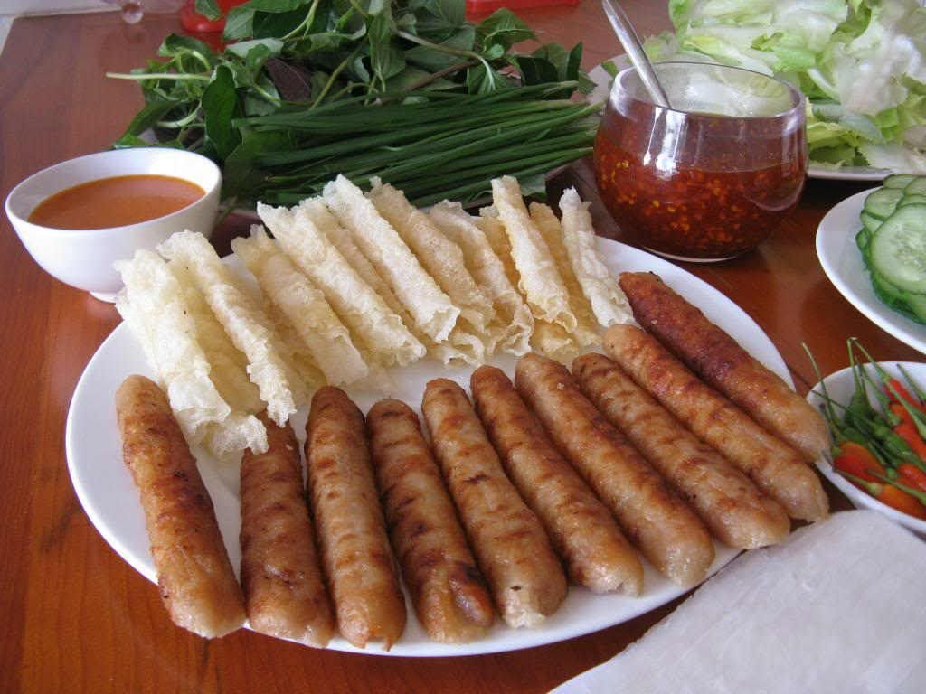  Những món nên ăn ở Đà Lạt không thể bỏ qua nem nướng và chả ram bắp.