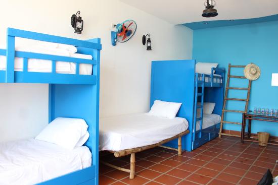 phòng dorm với những chiếc giường tầng màu xanh