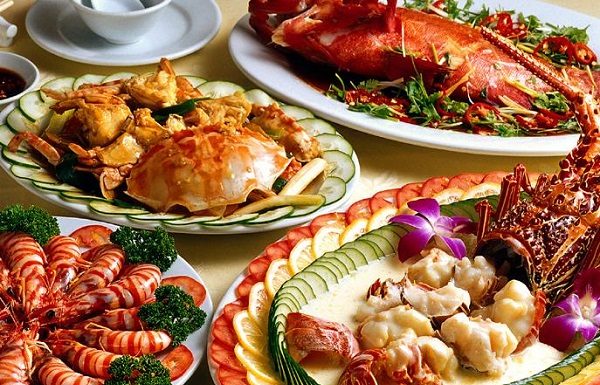 Tuyệt đối kiêng ăn hải sản sau khi cắt mí mắt