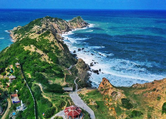 Quy Nhơn có những điểm du lịch nào mà bạn nhất định phải “check-in” trong năm 2025? Vì đặc thù địa lý mà nơi đây được gọi là Eo biển hút gió