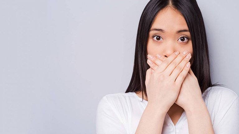 Sự xuất hiện của sùi mào gà ở lưỡi gây ảnh hưởng đến khả năng giao tiếp và sinh hoạt của người bệnh